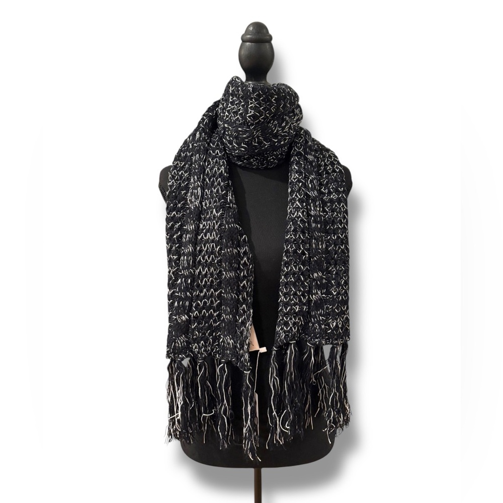 Black & White Chunky Knit Fringe Scarf – NWT